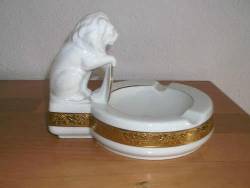 Figürlicher aschenbecher mit - aschenbecher,